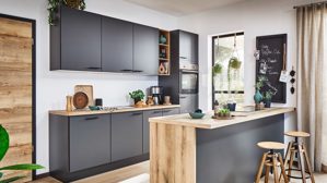 Einbauküche Pino aus Holz in Graphit pino Einbauküche inklusive Einbaugeräte Grafit & Evoke Eiche - zweizeilig