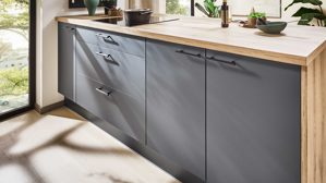 Einbauküche Pino aus Holz in Graphit pino Einbauküche inklusive Einbaugeräte Grafit & Evoke Eiche - zweizeilig