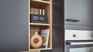 Einbauküche Pino aus Holz in Graphit pino Einbauküche inklusive Einbaugeräte Grafit & Evoke Eiche - zweizeilig