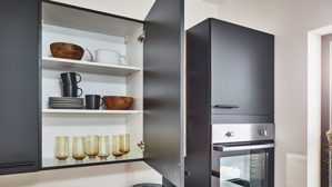 Einbauküche Pino aus Holz in Graphit pino Einbauküche inklusive Einbaugeräte Grafit & Evoke Eiche - zweizeilig