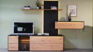 Wohnwand Interliving aus Glas Holz Metall in Holzfarben Anthrazit Interliving Wohnzimmer Serie 2026 - Wohnwand Nr. 20 Fronten Riffbuche massiv + Kernesche gebeizt anthrazit, Breite ca. 297 cm