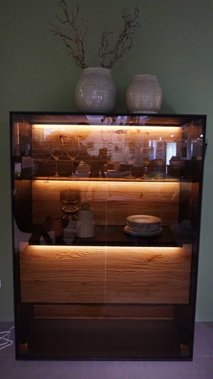 Highboard Interliving aus Glas Holz Metall in Holzfarben Anthrazit Interliving Wohnzimmer Serie 2026 - Highboard 7101 Rückwand Riffbuche massiv + Kernesche gebeizt anthrazit, ca. 108 x 148 cm