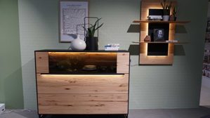 Highboard Interliving aus Glas Holz Metall in Holzfarben Anthrazit Interliving Serie 2026 - Highboard 6161 mit Wandpaneel 6101 Riffbuche massiv + Kernesche gebeizt anthrazit