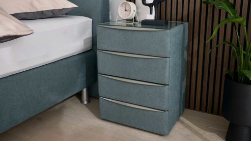 Nachtkommode Interliving aus Holz in Blau Interliving Boxspringbett Serie 1402 – Nachtkommode 49 stahlfarbene Mikrofaser Nele  – vier Schubladen