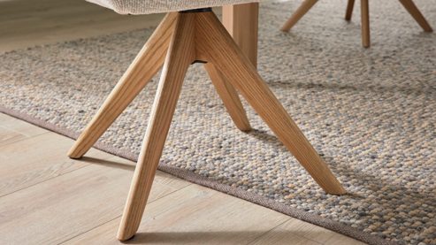 Tischgruppe Interliving aus Holz in Holzfarben Interliving Esszimmer Serie 5102 – Essgruppe im Skandi-Style Eiche Bianco & leinenfarbener Jacquard Lodge L07 - siebenteilig