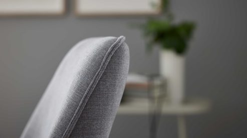 Tischgruppe Interliving aus Holz in Holzfarben Interliving Esszimmer Serie 5102 – Essgruppe mit sechs Stühlen Kernbuche, Mattschwarz & kieselfarbener Webstoff Tirol - siebenteilig