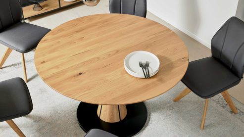 Tischgruppe Interliving aus Holz in Holzfarben Interliving Esszimmer Serie 5102 – Essgruppe mit Schalenstühlen Wildeiche & graphitfarbene Mikrofaser Atlantis