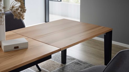 Tischgruppe Interliving aus Holz in Holzfarben Interliving Esszimmer Serie 5102 – Essgruppe mit sechs Stühlen Kernbuche, Mattschwarz & kieselfarbener Webstoff Tirol - siebenteilig