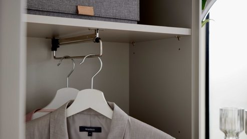 Garderobenschrank Interliving aus Holz in Weiß Interliving Garderoben Serie 6013 - Garderobenschrank Sahara Creme & Granitfurnier - eine Tür, Höhe ca. 173 cm