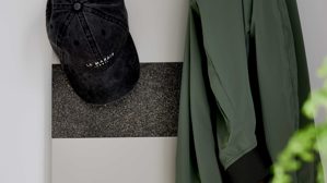 Wandgarderobe Interliving aus Holz in Weiß Interliving Garderoben Serie 6013 - Wandgarderobe Sahara Creme & Granitfurnier - ca. 45  x 173 cm