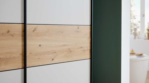 Kleiderschrank Interliving aus Holz in Holzfarben Interliving Kleiderschrank Serie 1205 – Schwebetürenschrank P68 Champagner & Bianco Eiche – drei Türen, Breite ca. 300 cm