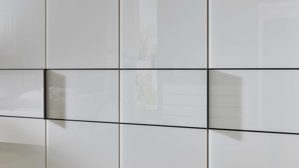 Möbelbeleuchtung Interliving aus Holz in Weiß Interliving Schlafzimmer Serie 1033 – Komplettzimmer mit Beleuchtung weißes Glas & Holz