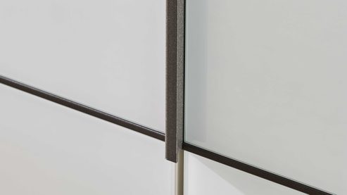 Möbelbeleuchtung Interliving aus Holz in Weiß Interliving Schlafzimmer Serie 1033 – Kleiderschrank 605 mit Beleuchtung weißes Glas & Holz – sechs Türen, Breite ca. 300 cm