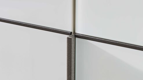 Kleiderschrank Interliving aus Holz in Weiß Interliving Schlafzimmer Serie 1033 – Kleiderschrank weißes Glas & Holz – sechs Türen, Breite ca. 300 cm