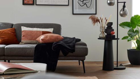 Zweisitzer Interliving aus Stoff in Dunkelgrau Interliving Sofa Serie 4460 - Zweisitzer grauer Bezug Clint & schwarze Metallfüße - Länge ca. 232 cm