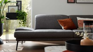 Zweisitzer Interliving aus Stoff in Dunkelgrau Interliving Sofa Serie 4460 - Zweisitzer grauer Bezug Clint & schwarze Metallfüße - Länge ca. 232 cm