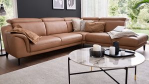Ecksofa Interliving aus Leder in Braun Interliving Sofa Serie 4461 - Ecksofa haselnussfarbenes Leder Evita & schwarze Aluminiumfüße - Stellfläche ca. 292 x 244 cm