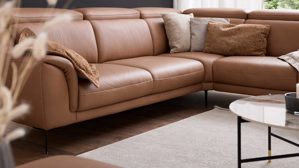 Ecksofa Interliving aus Leder in Braun Interliving Sofa Serie 4461 - Ecksofa haselnussfarbenes Leder Evita & schwarze Aluminiumfüße - Stellfläche ca. 292 x 244 cm