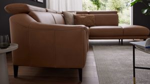 Ecksofa Interliving aus Leder in Braun Interliving Sofa Serie 4461 - Ecksofa haselnussfarbenes Leder Evita & schwarze Aluminiumfüße - Stellfläche ca. 292 x 244 cm