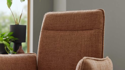 Vierfußstuhl Interliving aus Stoff in Hellbraun Interliving Esszimmer Serie 5505 - Armlehnstuhl mit Drehfunktion hellbraunes Flachgewebe 985-72 & schwarzes Metall