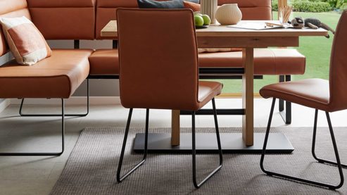 Polsterstuhl Interliving aus Stoff in Hellbraun Interliving Esszimmer Serie 5505 - Esszimmerstuhl caramelfarbene Mikrofaser 925-72 & schwarzes Metall