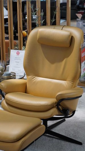 Relaxsessel Ekornes aus Aluminium Holz Leder in dunkles Gelb Schwarz Stressless Rome M Cross - Relaxsessel und Hocker Leder Paloma 094 honey 39, Gestell Cross 45 matte black