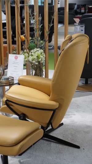 Relaxsessel Ekornes aus Aluminium Holz Leder in dunkles Gelb Schwarz Stressless Rome M Cross - Relaxsessel und Hocker Leder Paloma 094 honey 39, Gestell Cross 45 matte black