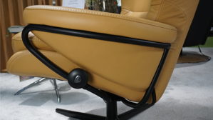 Relaxsessel Ekornes aus Aluminium Holz Leder in dunkles Gelb Schwarz Stressless Rome M Cross - Relaxsessel und Hocker Leder Paloma 094 honey 39, Gestell Cross 45 matte black