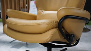 Relaxsessel Ekornes aus Aluminium Holz Leder in dunkles Gelb Schwarz Stressless Rome M Cross - Relaxsessel und Hocker Leder Paloma 094 honey 39, Gestell Cross 45 matte black