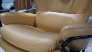 Relaxsessel Ekornes aus Aluminium Holz Leder in dunkles Gelb Schwarz Stressless Rome M Cross - Relaxsessel und Hocker Leder Paloma 094 honey 39, Gestell Cross 45 matte black