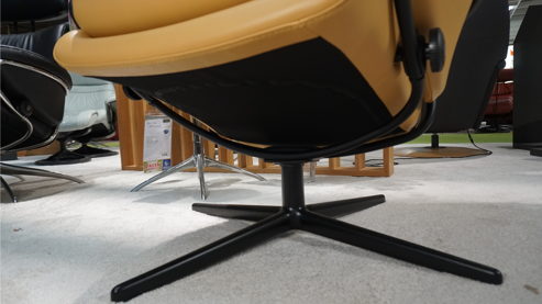 Relaxsessel Ekornes aus Aluminium Holz Leder in dunkles Gelb Schwarz Stressless Rome M Cross - Relaxsessel und Hocker Leder Paloma 094 honey 39, Gestell Cross 45 matte black