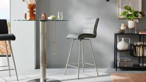 Barstuhl Interliving aus Kunstfaser in Grau Interliving Esszimmer Serie 5122 – Barstuhl graue Mikrofaser Delphin & gebürsteter Edelstahl