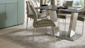 Vierfußstuhl Interliving aus Kunstfaser in Hellbraun Interliving Esszimmer Serie 5122 – Polsterstuhl fangofarbenes Kunstleder LEA-TEX & gebürsteter Edelstahl