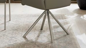 Tischgruppe Interliving aus Holz in Schwarz Interliving Esszimmer Serie 5122 – Essgruppe mit sechs Stühlen schwarzes Glas, fangofarbenes Kunstleder & Edelstahl