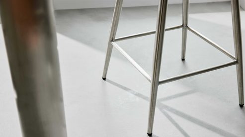 Barstuhl Interliving aus Kunstfaser in Schwarz Interliving Esszimmer Serie 5122 – Barhocker ST69 schwarzes Kunstleder LEA-TEX & gebürsteter Edelstahl