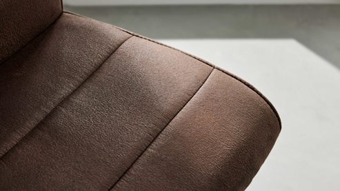 Barstuhl Interliving aus Kunstfaser in Braun Interliving Esszimmer Serie 5122 – Tresenstuhl mit Liftfunktion rostbraune Mikrofaser & gebürsteter Edelstahl
