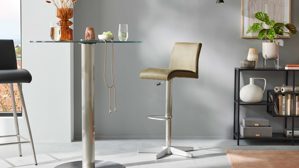 Tischgruppe Interliving aus Glas in Mehrfarbig Interliving Esszimmer Serie 5122 – Bargruppe mit vier Stühlen graues Glas, Stoffbezüge & Edelstahl - fünfteilig