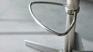 Barstuhl Interliving aus Kunstfaser in Grün Interliving Esszimmer Serie 5122 – Barhocker mit Liftfunktion farngrüne Mikrofaser & gebürsteter Edelstahl