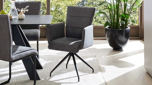 Vierfußstuhl Interliving aus Kunstfaser in Dunkelgrau Interliving Esszimmer Serie 5122 – Armlehnstuhl onyxfarbene Mikrofaser & mattschwarzes Metall