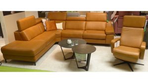 Ecksofa Interliving aus Leder Metall in Hellbraun Interliving Polstergarnitur 4060 IL mit Sessel Leder Cloudy saddle & schwarze Metallfüße – ca. 251 x 286 cm