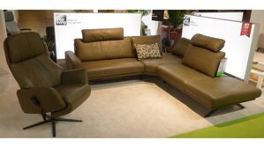 Ecksofa Interliving aus Leder Metall in Oliv Hellbraun Interliving Polstergarnitur 4220 IL mit Sessel 4520 IL Leder Longlife Kaktus & schwarze Metallfüße – ca. 251 x 286 cm