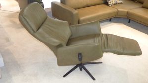 Ecksofa Interliving aus Leder Metall in Oliv Hellbraun Interliving Polstergarnitur 4220 IL mit Sessel 4520 IL Leder Longlife Kaktus & schwarze Metallfüße – ca. 251 x 286 cm