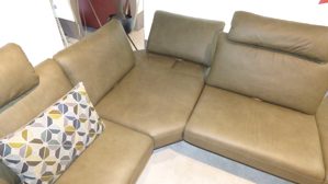 Ecksofa Interliving aus Leder Metall in Oliv Hellbraun Interliving Polstergarnitur 4220 IL mit Sessel 4520 IL Leder Longlife Kaktus & schwarze Metallfüße – ca. 251 x 286 cm