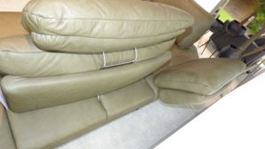 Ecksofa Interliving aus Leder Metall in Oliv Hellbraun Interliving Polstergarnitur 4220 IL mit Sessel 4520 IL Leder Longlife Kaktus & schwarze Metallfüße – ca. 251 x 286 cm