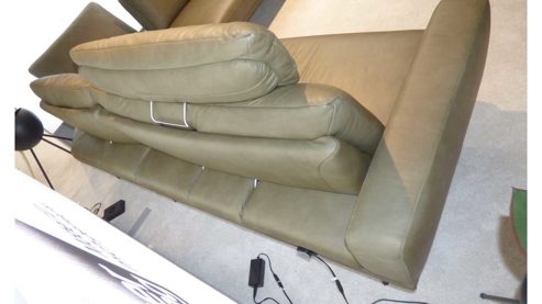 Ecksofa Interliving aus Leder Metall in Oliv Hellbraun Interliving Polstergarnitur 4220 IL mit Sessel 4520 IL Leder Longlife Kaktus & schwarze Metallfüße – ca. 251 x 286 cm