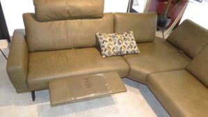 Ecksofa Interliving aus Leder Metall in Oliv Hellbraun Interliving Polstergarnitur 4220 IL mit Sessel 4520 IL Leder Longlife Kaktus & schwarze Metallfüße – ca. 251 x 286 cm