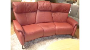Dreisitzer comfortmaster besser sitzen, liegen, leben aus Leder in Bordeaux Himolla Trapezsofa 4867 70H - Sofa mit Tisch-Funktion LongLife Leder Cabern, Sitz Superlastic soft - Breite ca. 227 cm