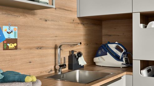 Einbauküche Interliving aus Holz in Grau Interliving Küche Serie 3087 - Hauswirtschaftsraumlösung Platingrau & Eiche Ventura – Stellfläche ca. 190 x 275 cm