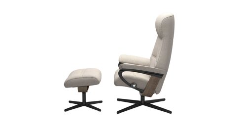 Sessel Ekornes aus Holz Metall Stoff in Creme Schwarz Holzfarben Stressless PHILIP M Cross Relax-Sessel mit Hocker Stoff 01 Offwhite, Fuss Cross Matte Black, Holz Smoked Oak
