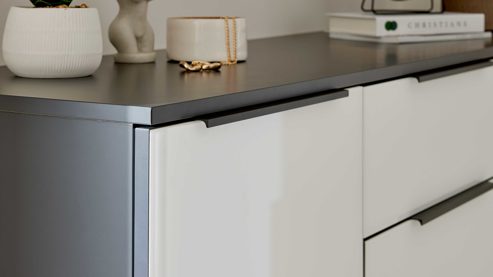 Kombikommode Interliving aus Holz in Hellgrau Interliving Schlafzimmer Serie 1210 – Kommode 670063 Seidengrau & Basalt - zwei Türen, fünf Schubladen, Breite ca. 151 cm